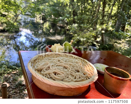盛夏在戶外吃蕎麥麵 盛夏在戶外吃蕎麥麵 117597508