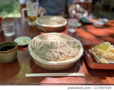 在戶外吃天婦羅蕎麥麵 在戶外吃天婦羅蕎麥麵 117597509