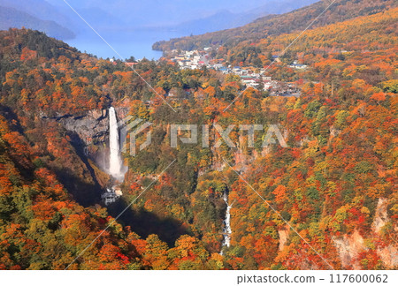 [栃木縣]晴天華嚴瀑布的紅葉（日光） 117600062