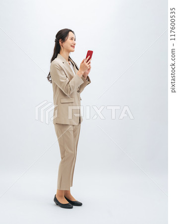 使用智慧型手機的女性商務人士 117600535