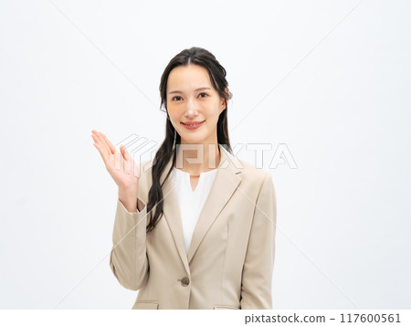 給予指導的女性商務人士 給予指導的女性商務人士 117600561