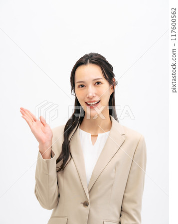給予指導的女性商務人士 給予指導的女性商務人士 117600562