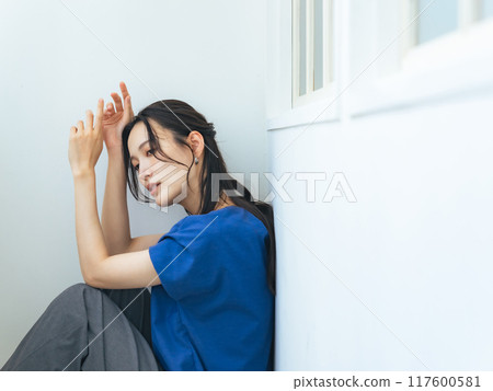 Simple and pretty fashion woman portrait 117600581