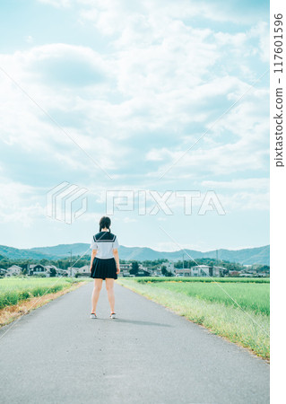 夏日稻田路上，穿著水手服、綁辮子的女孩 117601596