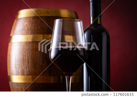 紅酒與陳釀桶 紅酒與陳釀桶 117601635