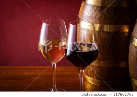 葡萄酒和陳釀桶 117601702