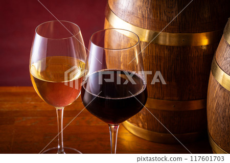 葡萄酒和陳釀桶 117601703