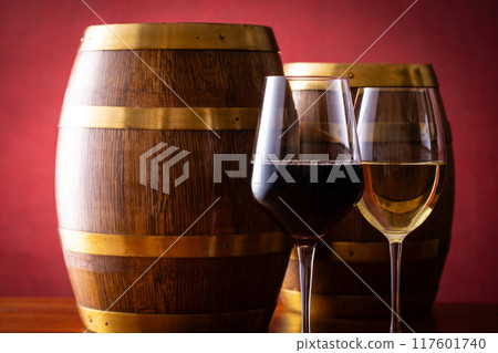 葡萄酒和陳釀桶 117601740