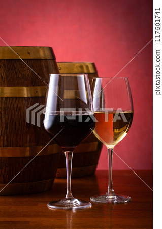 葡萄酒和陳釀桶 葡萄酒和陳釀桶 117601741