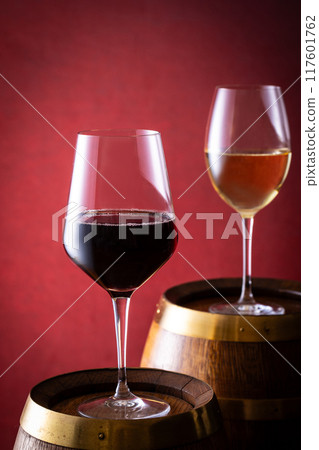葡萄酒和陳釀桶 葡萄酒和陳釀桶 117601762