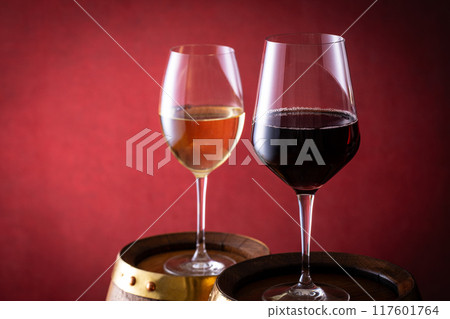 葡萄酒和陳釀桶 葡萄酒和陳釀桶 117601764