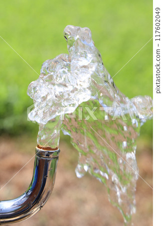 水從水龍頭流出來 117602049