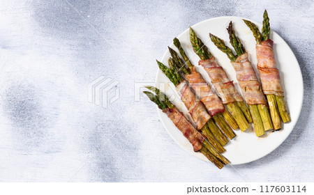 Fried asparagus rolled with bacon meat 117603114