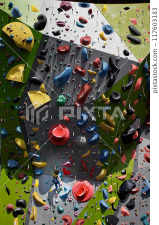 嘗試運動攀岩的人 117603183