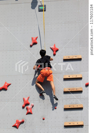 嘗試運動攀岩的人 117603184