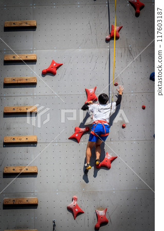 嘗試運動攀岩的人 嘗試運動攀岩的人 117603187