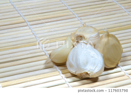 Overlapping garlic 117603798