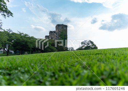 橫濱根岸森林公園內的老根岸賽馬場一流的賽馬景點,一座爬滿常春藤的老建築 橫濱根岸森林公園內的老根岸賽馬場一流的賽馬景點,一座爬滿常春藤的老建築 117605246