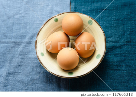 eggs in a bowl 117605318