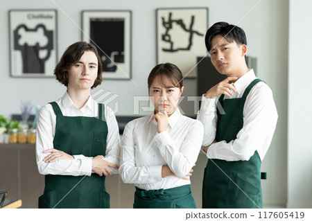 A worried cafe employee 117605419