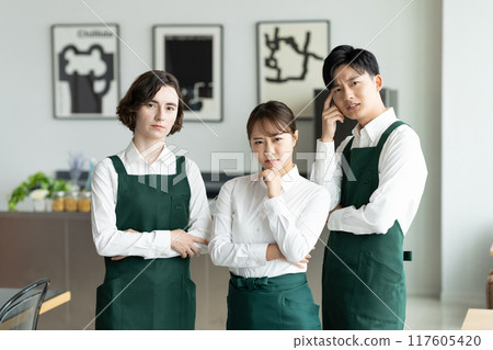 憂心忡忡的咖啡館服務員 117605420