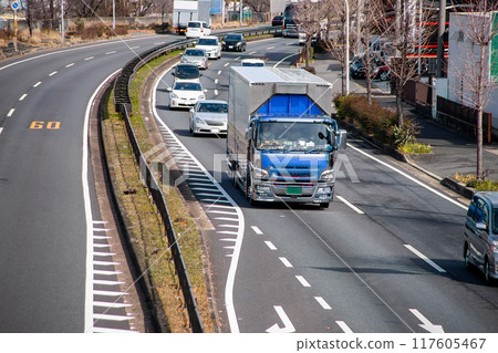 翼卡車在彎曲的國道上行駛 117605467