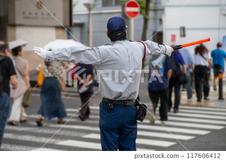 交警引導行人過馬路 117606412