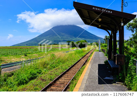 Mt. Kaimon seen from the platform at JR Nishi-Oyama Station Mt. Kaimon seen from the platform at JR Nishi-Oyama Station 117606747
