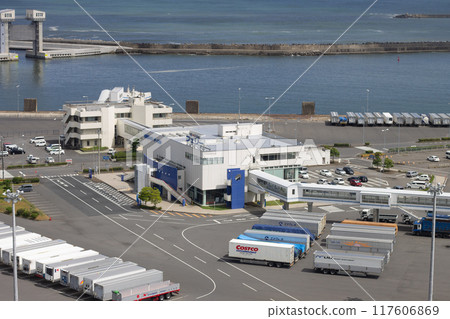 大型卡車在港口排隊 大型卡車在港口排隊 117606869