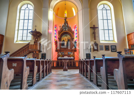 Stunning view of Hallstatt Evangelical Parish Church in famous Hallstatt mountain village 117607113