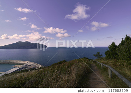 Road next to the coast and the harbour of Laredo 117608309