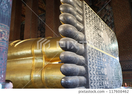 The Feet of Reclining Buddha of Wat Pho, focus selective The Feet of Reclining Buddha of Wat Pho, focus selective 117608462