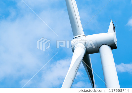 巨大的風力發電機在藍天的背景下閃閃發光 117608744