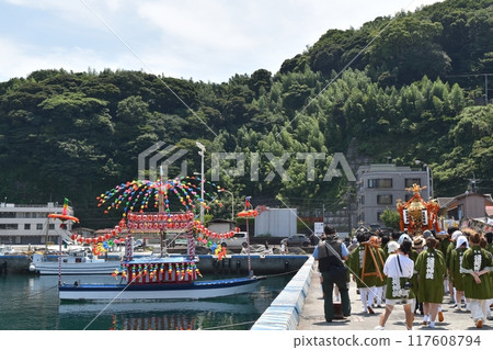 Manazuru Kibune Festival on a sunny day in Kanagawa 117608794