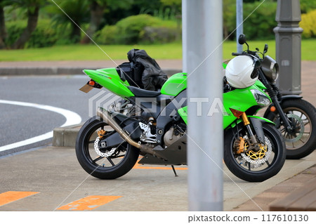 停放的摩托車 117610130