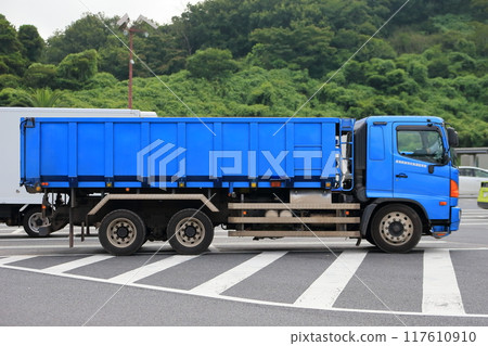Image of industrial waste collection and transportation vehicle 117610910