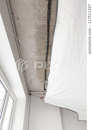 Installs a stretch ceiling Installs a stretch ceiling 117611397