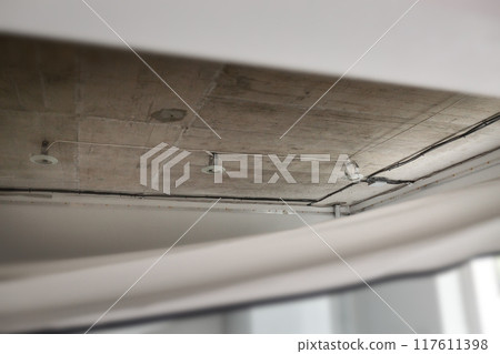 Installs a stretch ceiling Installs a stretch ceiling 117611398