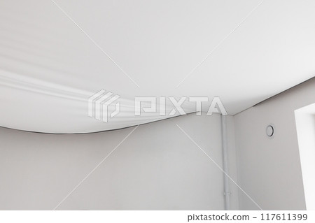 Installs a stretch ceiling Installs a stretch ceiling 117611399