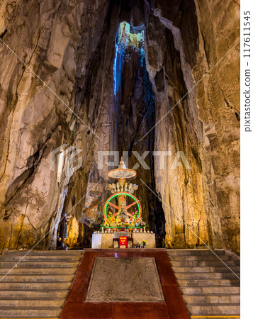 View of Marble Mountain cave and temple in Da Nang, Vietnam 117611545