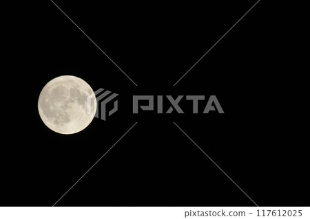 A summer moon floating white in the Minazuki evening sky. 117612025