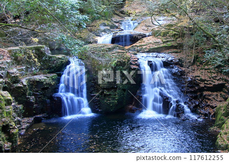 Akame 48 Waterfalls: A famous spot for viewing autumn leaves Akame 48 Waterfalls: A famous spot for viewing autumn leaves 117612255