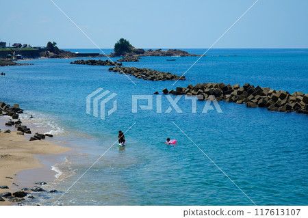 Kuwagawa seaside scenery: beach and tetrapods, Sea of Japan 117613107