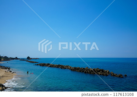 Kuwagawa seaside scenery: beach and tetrapods, Sea of Japan Kuwagawa seaside scenery: beach and tetrapods, Sea of Japan 117613108