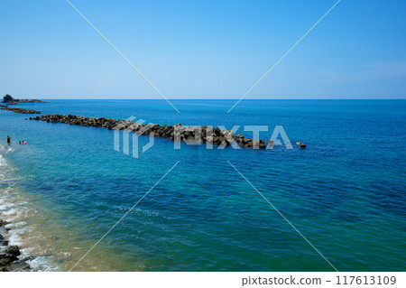 Kuwagawa seaside scenery: beach and tetrapods, Sea of Japan 117613109