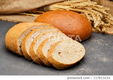 Sliced round loaf of freshly baked bread, perfect for breakfast or sandwich making Sliced round loaf of freshly baked bread, perfect for breakfast or sandwich making 117613232