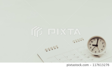 時鐘和日曆白色背景 時鐘和日曆白色背景 117613276