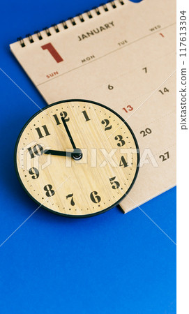 Clock and calendar at 10 o'clock Clock and calendar at 10 o'clock 117613304