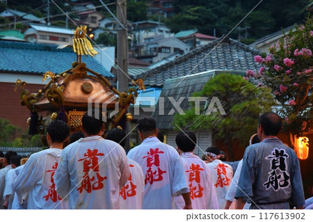 神奈川縣日落時的真鶴貴船節神轎 神奈川縣日落時的真鶴貴船節神轎 117613902