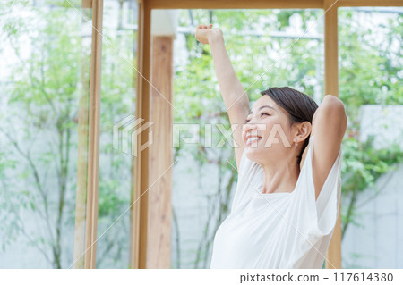 一個女人在客廳裡伸展 117614380